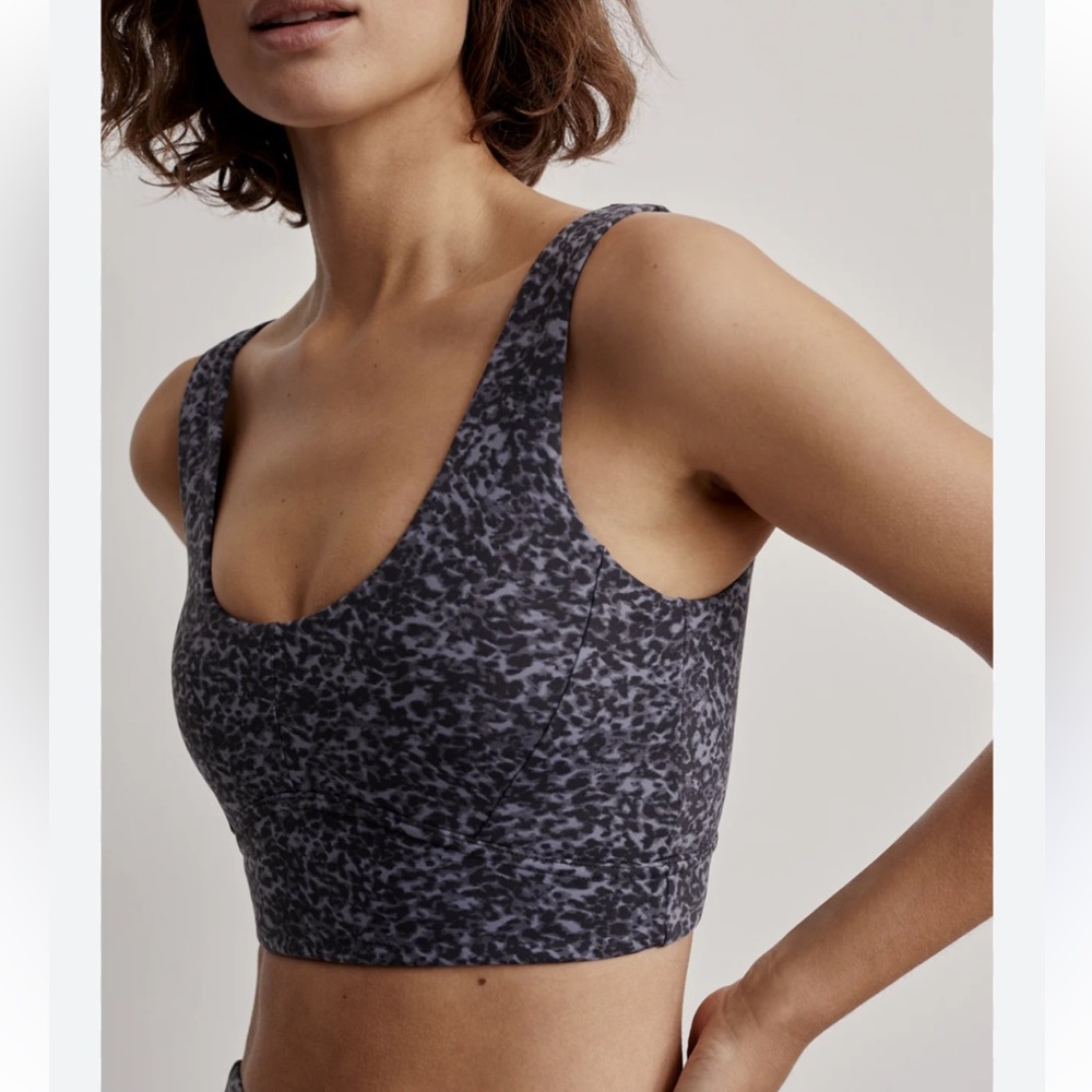 VARLEY
Ebony Blue Cheetah Let's Go Elsie‎ Sports Bra Size Large